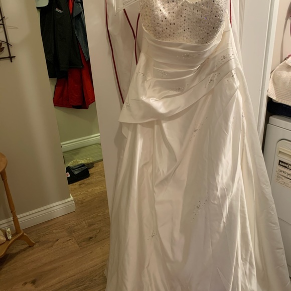 Never worn wedding gown - Picture 2 of 2